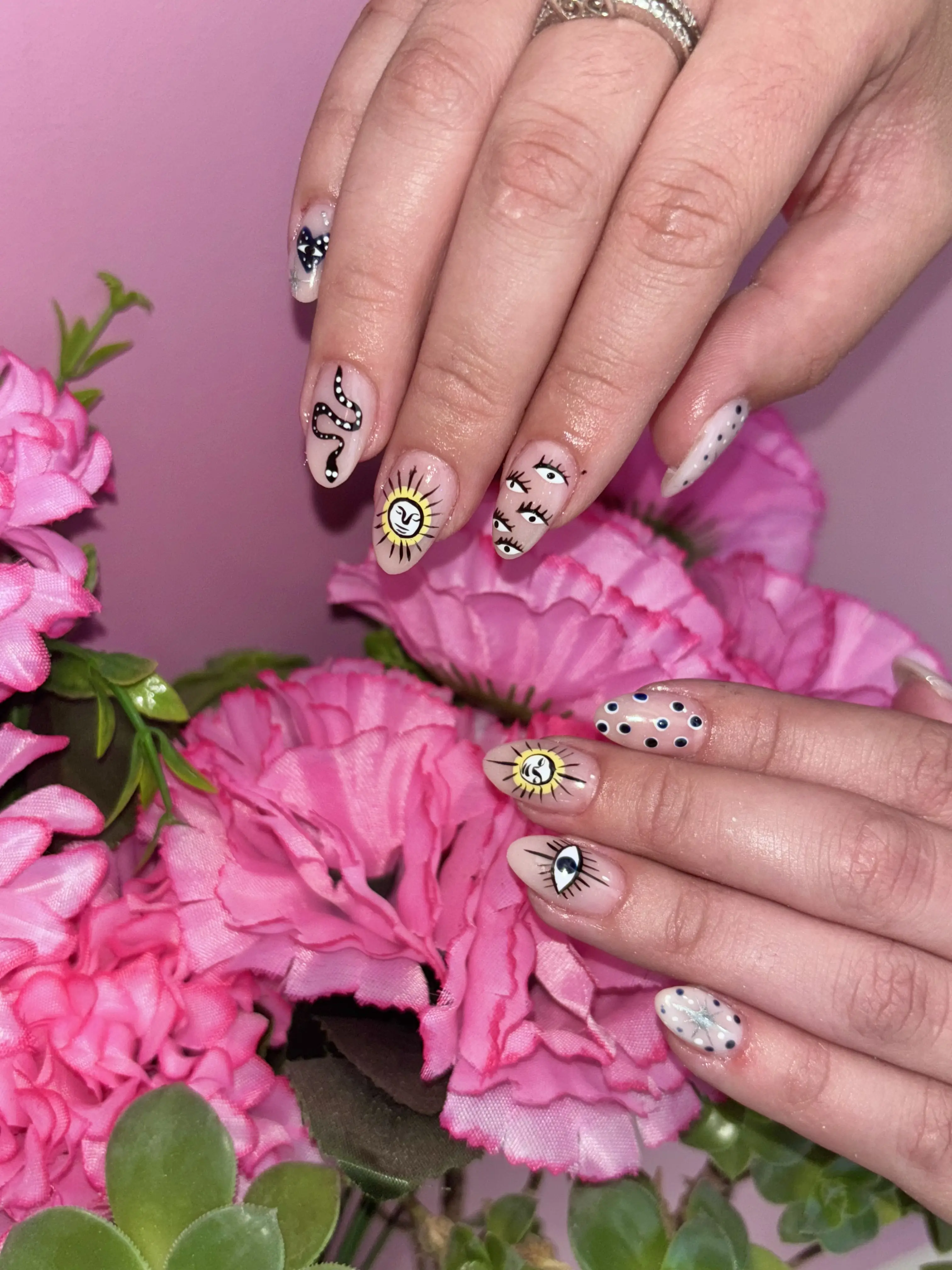 Diseño de uñas acrílicas con acabado elegante
