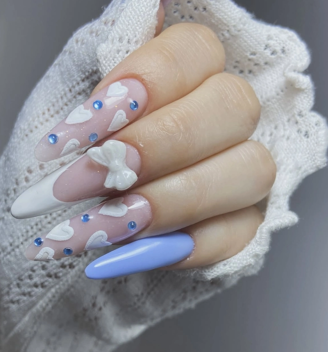 Diseño moderno en uñas acrílicas