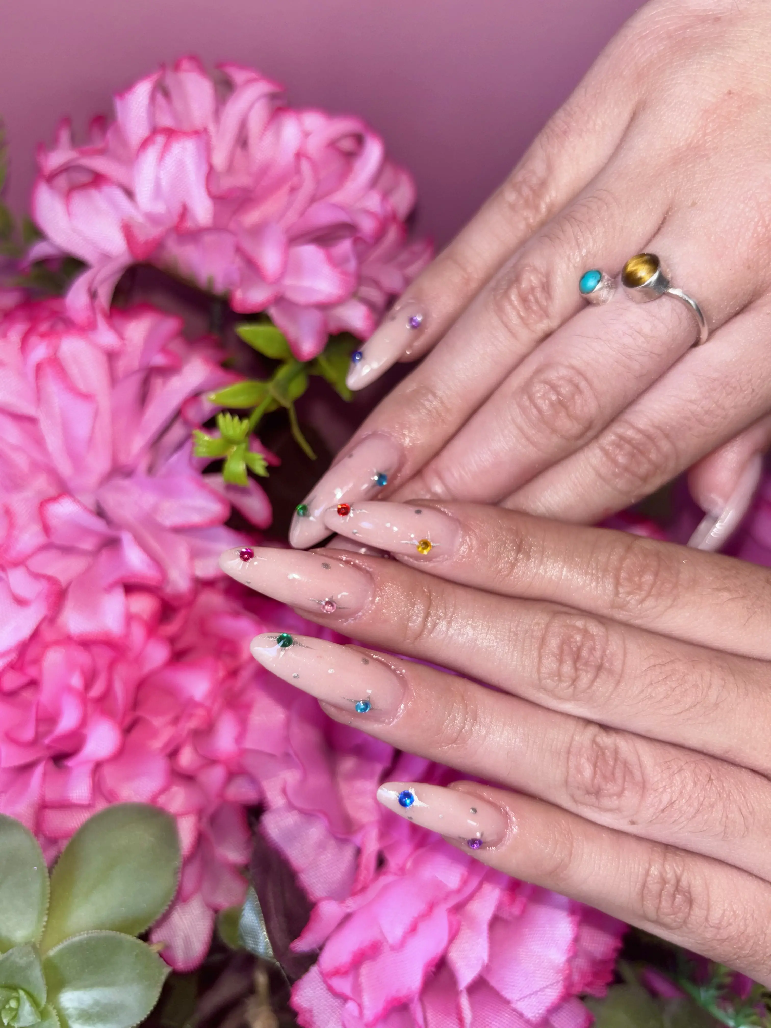 Uñas acrílicas con detalles artísticos